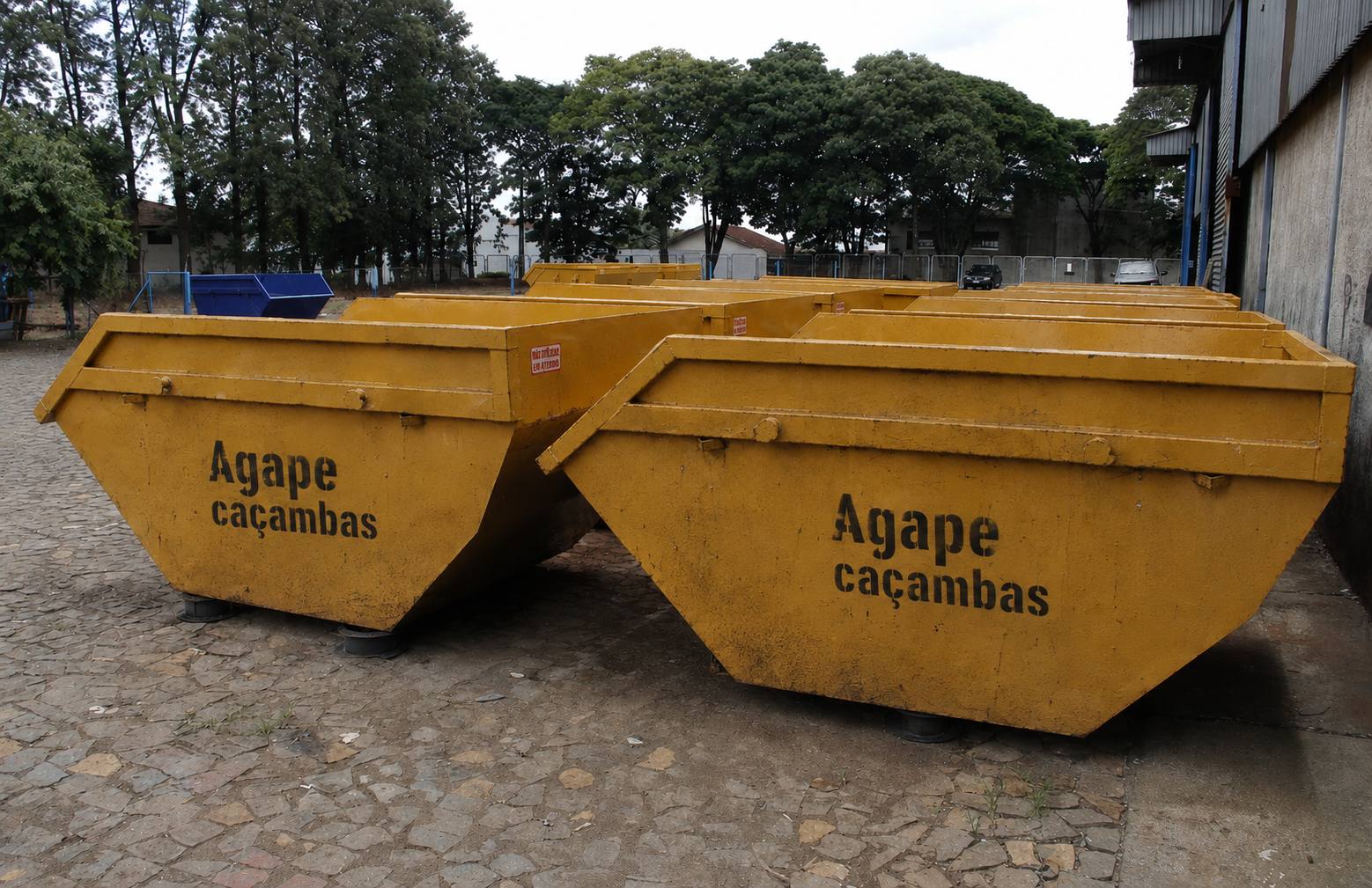 Frota de caçambas amarelas da Agape Caçambas